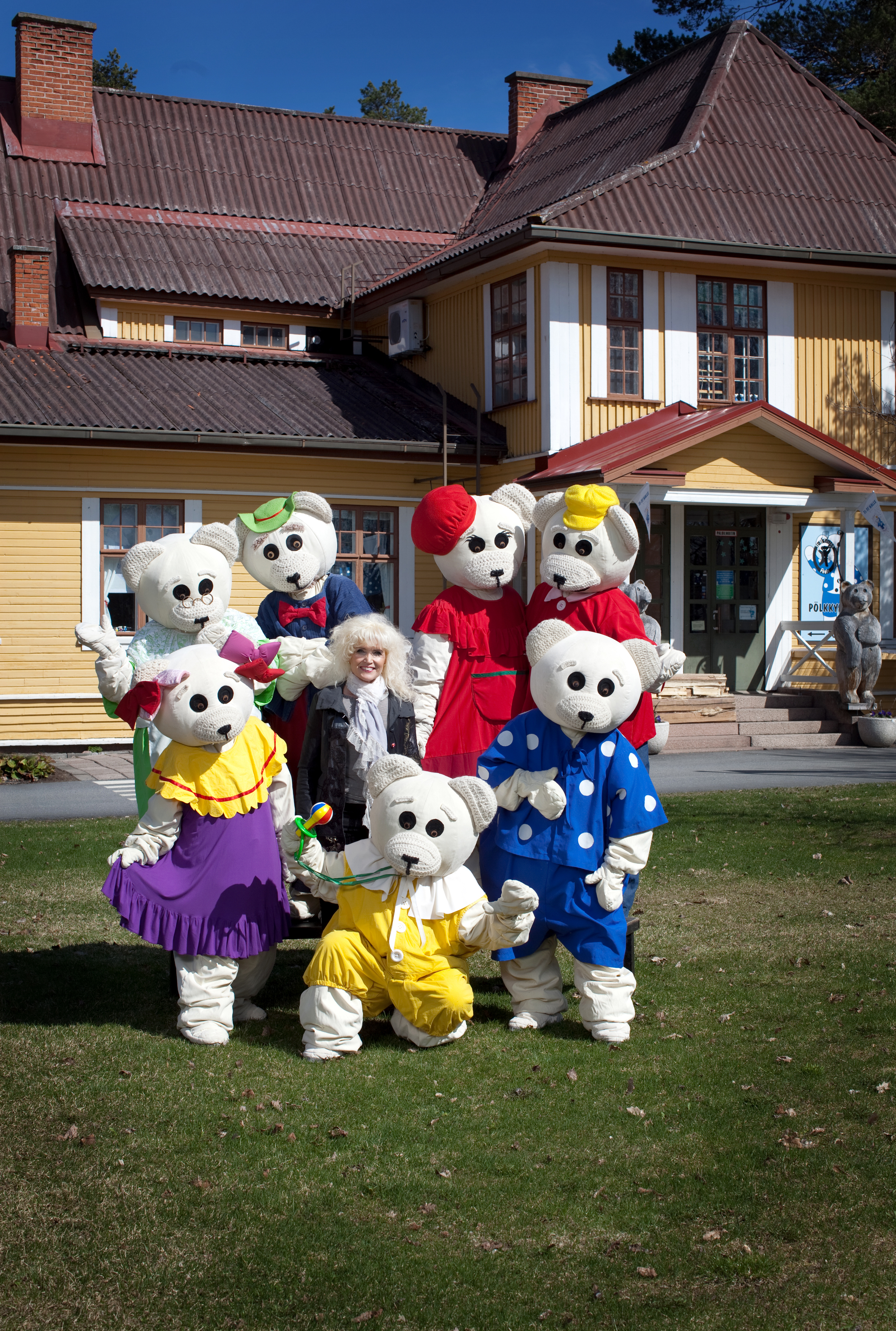 Ti-ti Nalle Riitan ja nalleystäviensä kanssa.