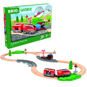 Brio lelupakkaus, joka sisältää lelujunaradan ja muita osia.